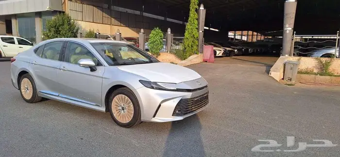 تويوتا كامرى LE بنزين موديل 2025 فضي 1