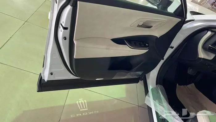 وارد اليحيى كراون بريميوم 2.5 لتر هجين فل رادار جلد 2026 12