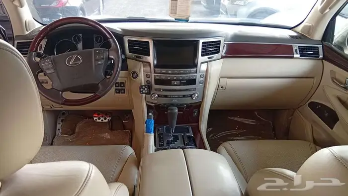 لكزس LX570 موديل 2015 لون زهبى 4