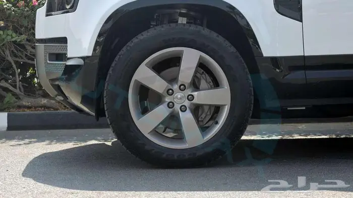 2025 Land Rover Defender 110 X-Dynamic SE P400e مع ضمان 21