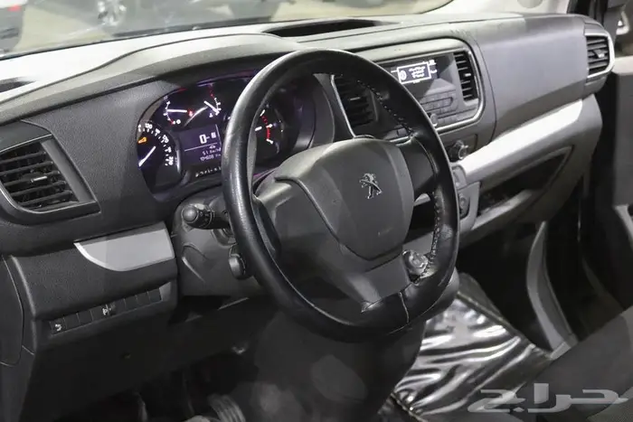 بيجو ترافلر 2021 8