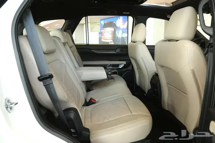 فورد ايفرست ليمتد 2025 مزايا أمان وثبات عالي لرحلاتك الطويلة 12