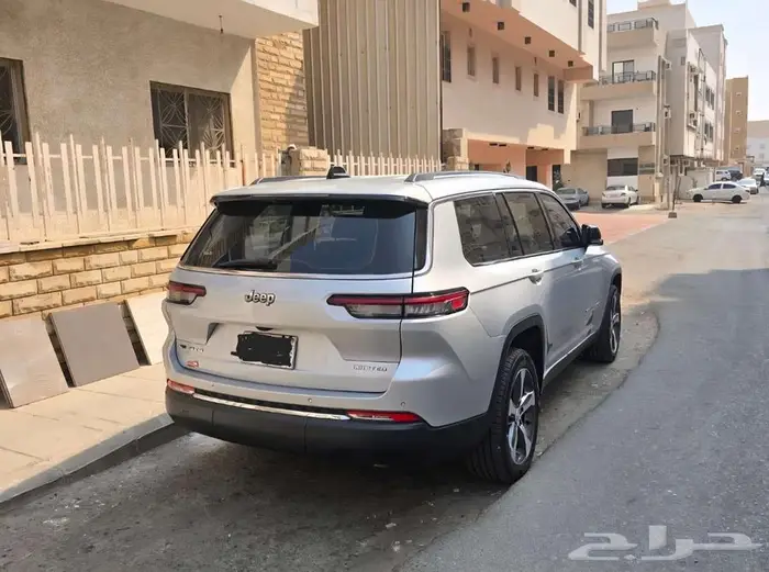 جيب جراند شيروكي موديل  2023 3