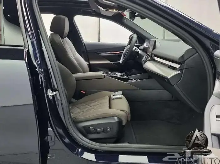 BMW 520I Mkit Sport 2025 داخلي كريستال 12