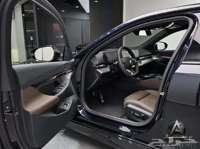 BMW 520I Mkit Sport 2025 داخلي كريستال 6