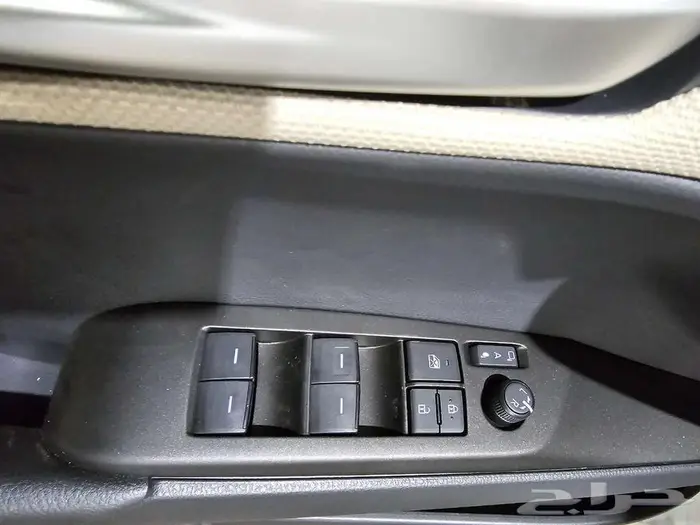 تويوتا كامري E بنزين موديل 2025 8