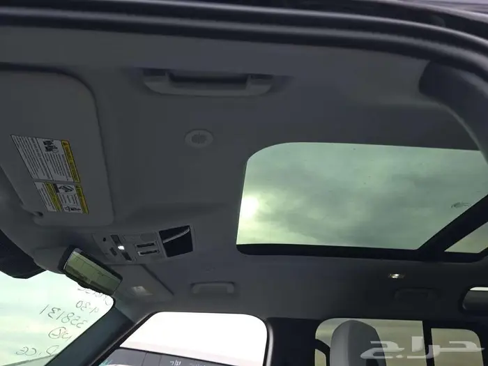 ديفندر 2025 V4 شبه اصفار داخل اوف وايت 11