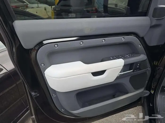 ديفندر 2025 V4 شبه اصفار داخل اوف وايت 12