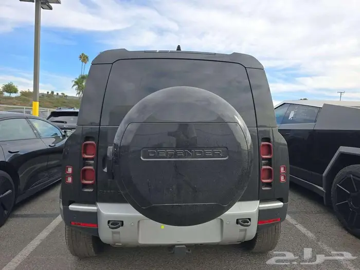 ديفندر 2025 V4 شبه اصفار داخل اوف وايت 4