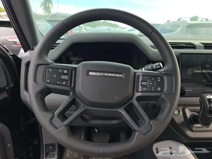 ديفندر 2025 V4 شبه اصفار داخل اوف وايت 10