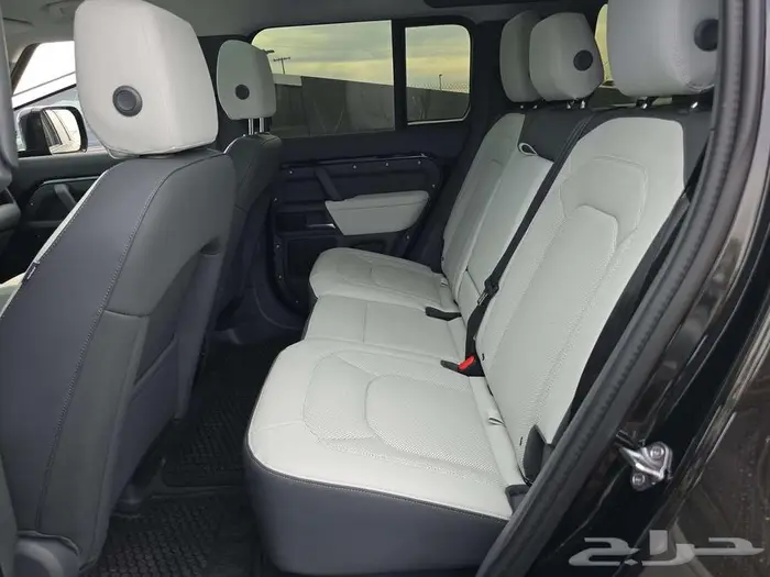 ديفندر 2025 V4 شبه اصفار داخل اوف وايت 13