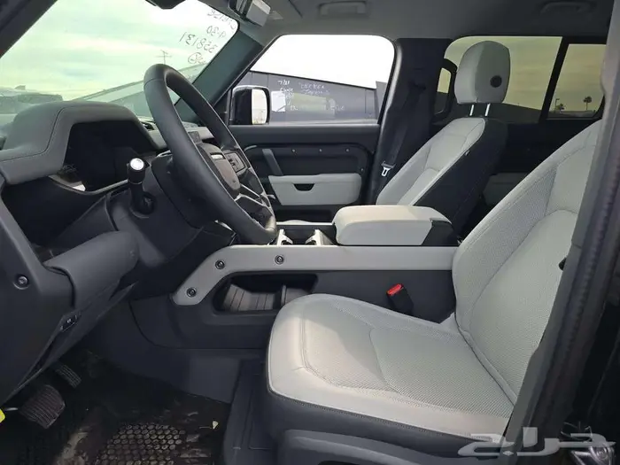 ديفندر 2025 V4 شبه اصفار داخل اوف وايت 7