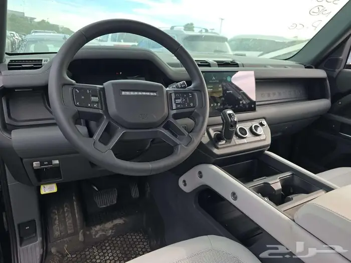 ديفندر 2025 V4 شبه اصفار داخل اوف وايت 9