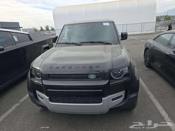 ديفندر 2025 V4 شبه اصفار داخل اوف وايت 3