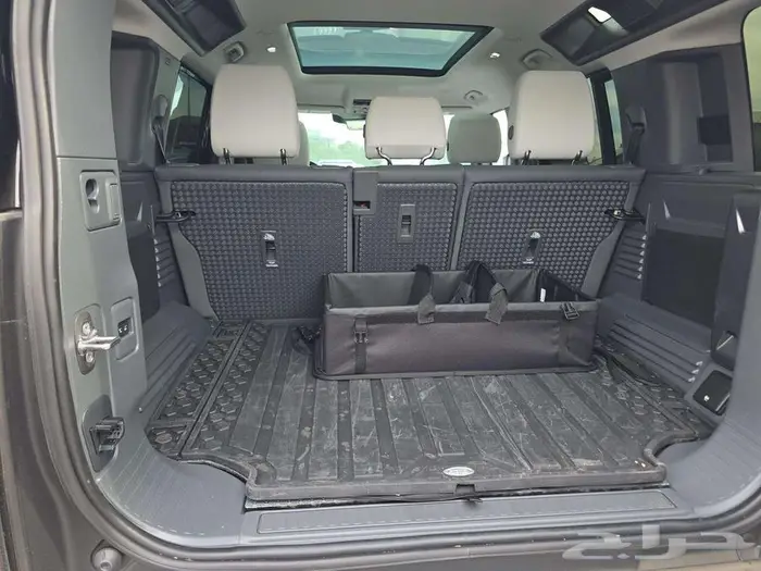 ديفندر 2025 V4 شبه اصفار داخل اوف وايت 14