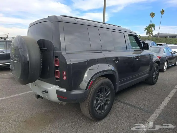 ديفندر 2025 V4 شبه اصفار داخل اوف وايت 6