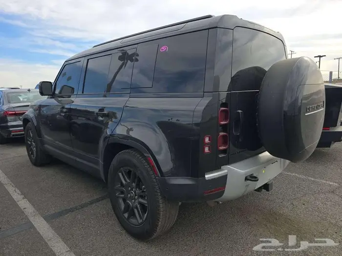 ديفندر 2025 V4 شبه اصفار داخل اوف وايت 5