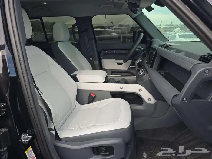 ديفندر 2025 V4 شبه اصفار داخل اوف وايت 8