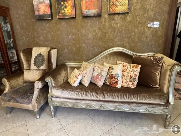 طقم كنب فاخر في صالة المنزل (3 صوفه 4 مفرد   2nطاولة شاي( 1