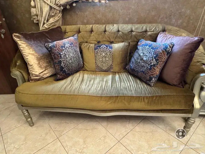 طقم كنب فاخر في صالة المنزل (3 صوفه 4 مفرد   2nطاولة شاي( 7