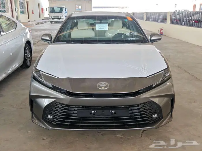 تويوتا كامري E هايبرد 2025 لون تيتانيوم 0
