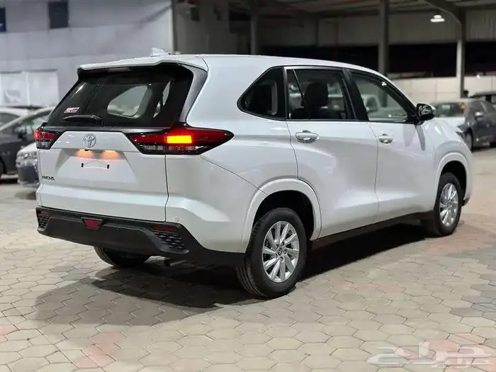 تويوتا انوفا بنزين موديل 2026 4