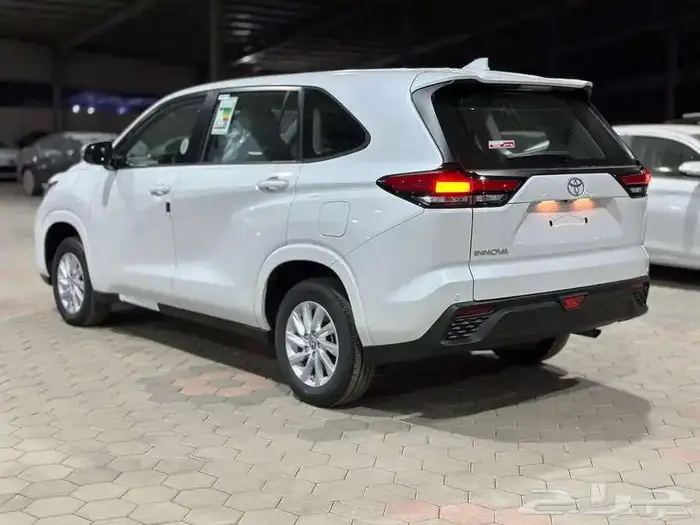 تويوتا انوفا بنزين موديل 2026 11