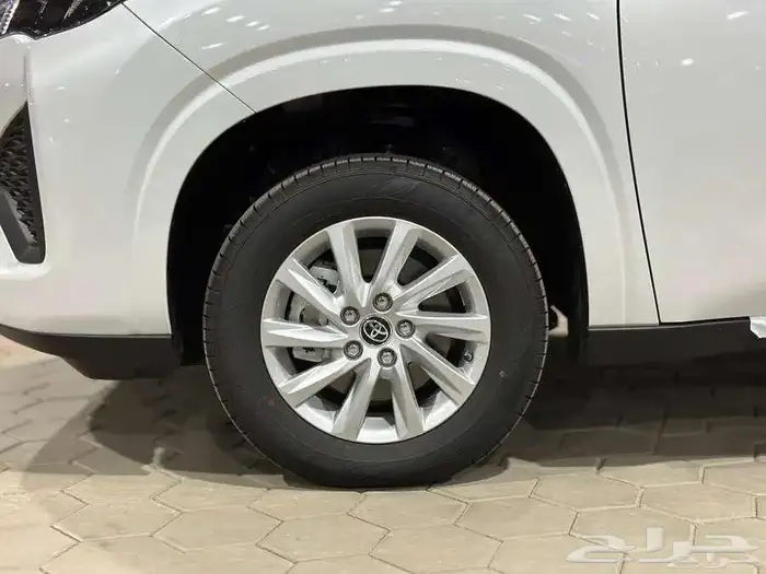 تويوتا انوفا بنزين موديل 2026 12