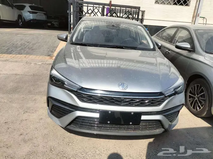 ام جي 5 الشكل الجديد 2025 كاش واقساط بنوك   ابيض وفضي 1