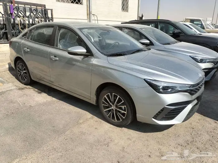 ام جي 5 الشكل الجديد 2025 كاش واقساط بنوك   ابيض وفضي 2