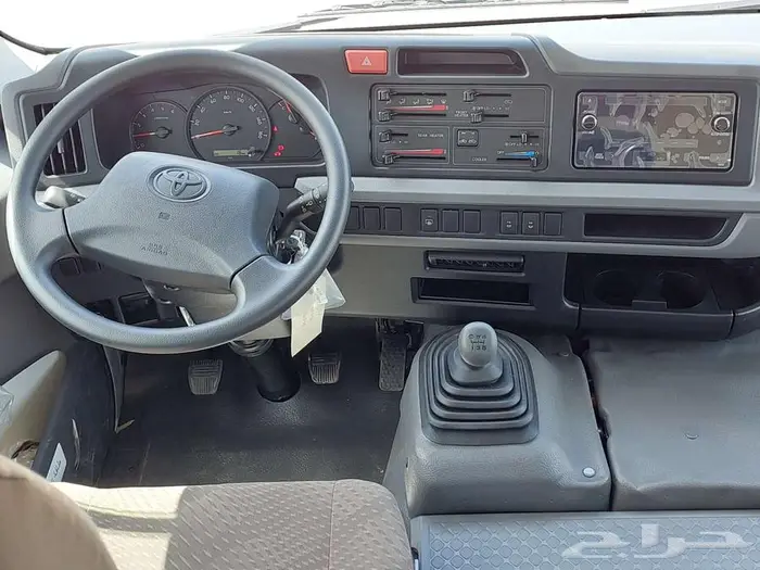 تويوتا باص كوستر 23 راكب بنزين بريمي 2025 4