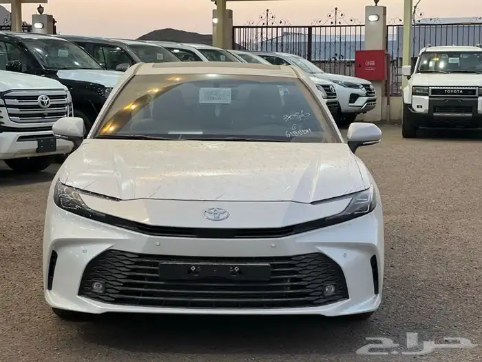 تويوتا كامري 2025 LE بنزين ابيض اقل سعر ب 121000 1