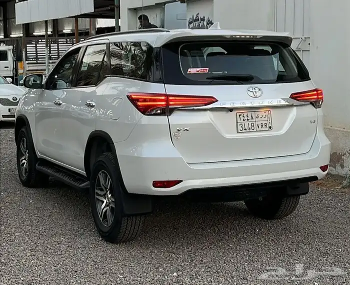 فورتشنر 2023بانزين 6سلندر دبل عداد145ألف خالي من الرشات 5