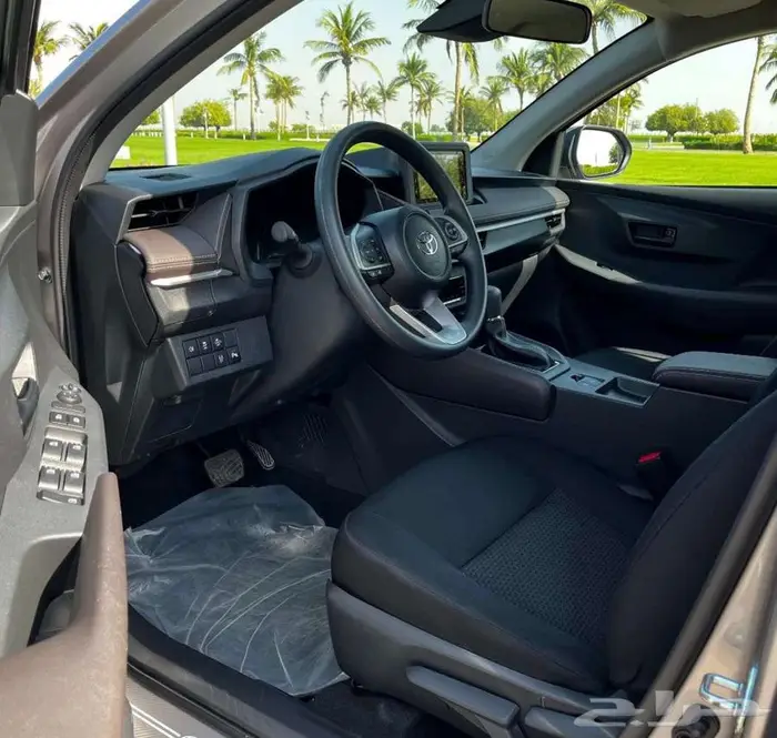 Toyota Yaris  Y Plus trim (first owner  located at KAUST) 7