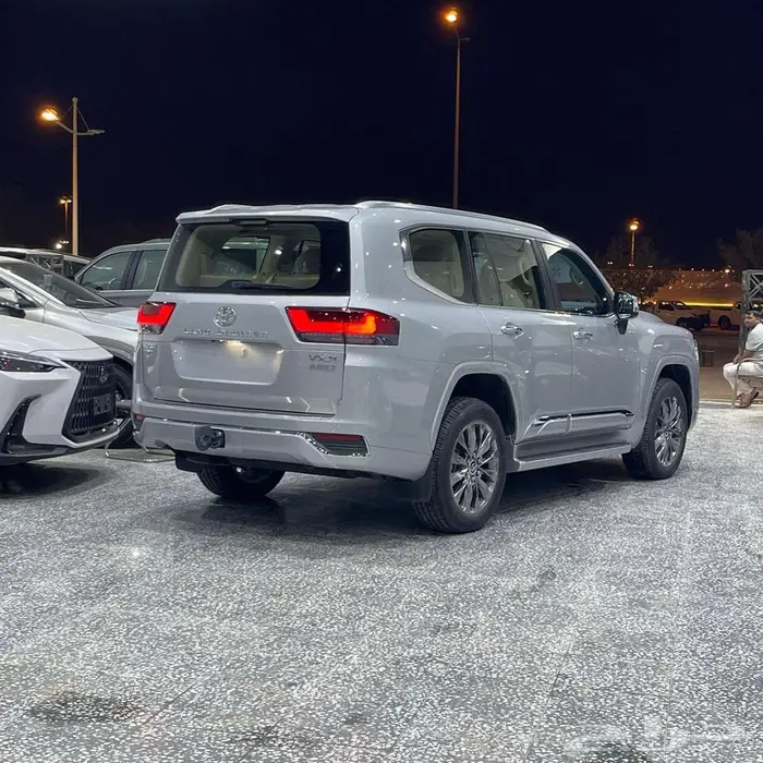 تويوتا لاندكروزر VXR ديزل 2023 فضي 335000 3