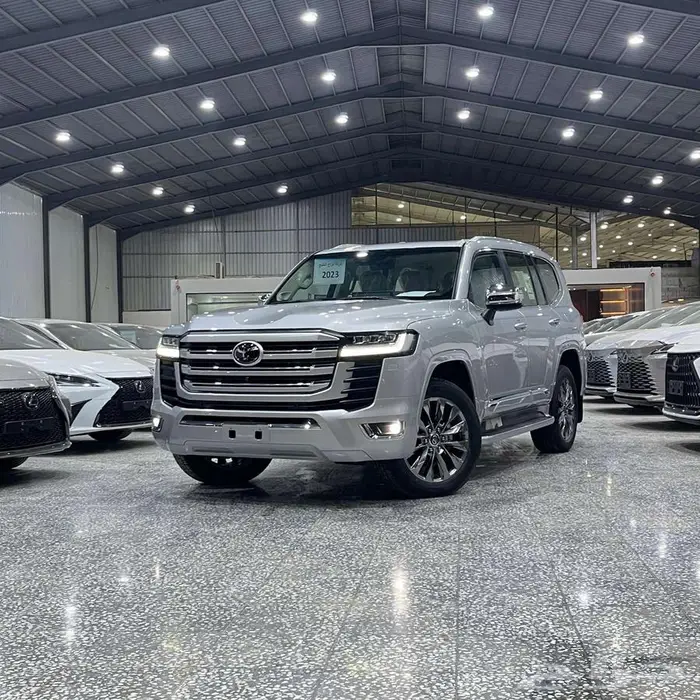 تويوتا لاندكروزر VXR ديزل 2023 فضي 335000 1