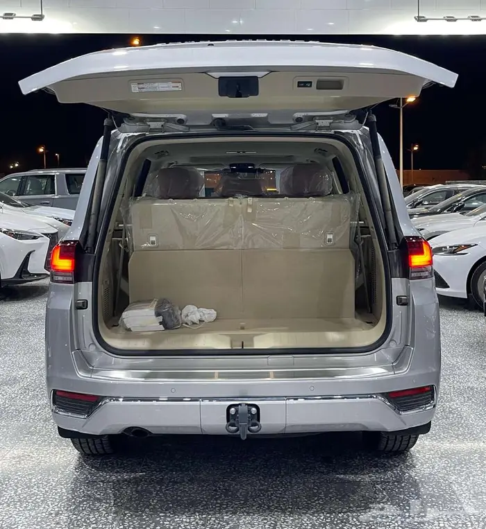 تويوتا لاندكروزر VXR ديزل 2023 فضي 335000 12