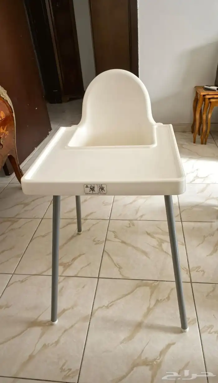 أغراض أطفال لدواعي السفر سرير وكرسي طعام ومشايه شبه جديده 4