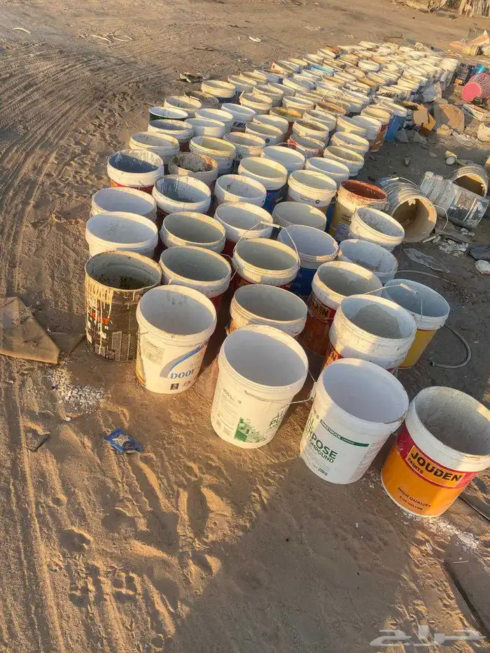 سطول للبيع بلاستيك وحديد نظيف وجديد العدد 200 السعر 2.50 0