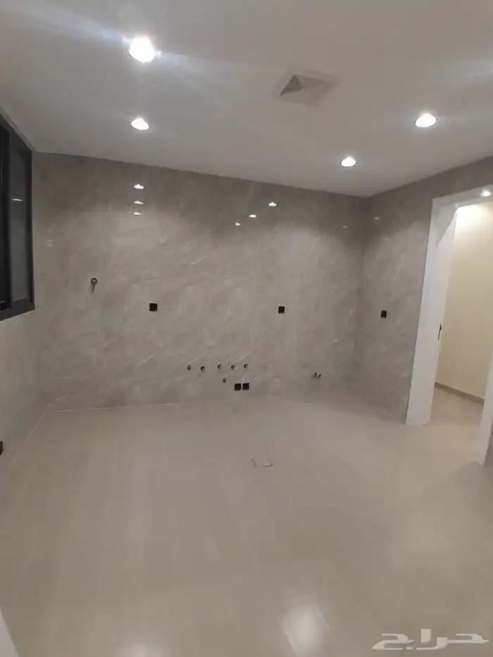 للبيع شقه دور ثاني مع سطح مستقل المصعد شغال بالمحاله أبها 13