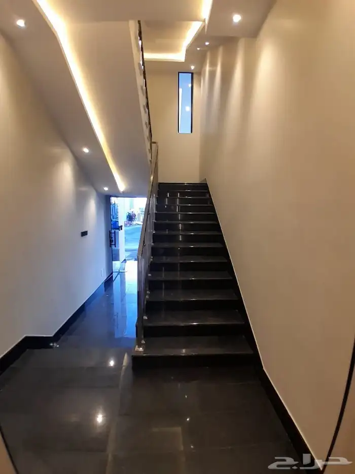 للبيع شقه دور ثاني مع سطح مستقل المصعد شغال بالمحاله أبها 3