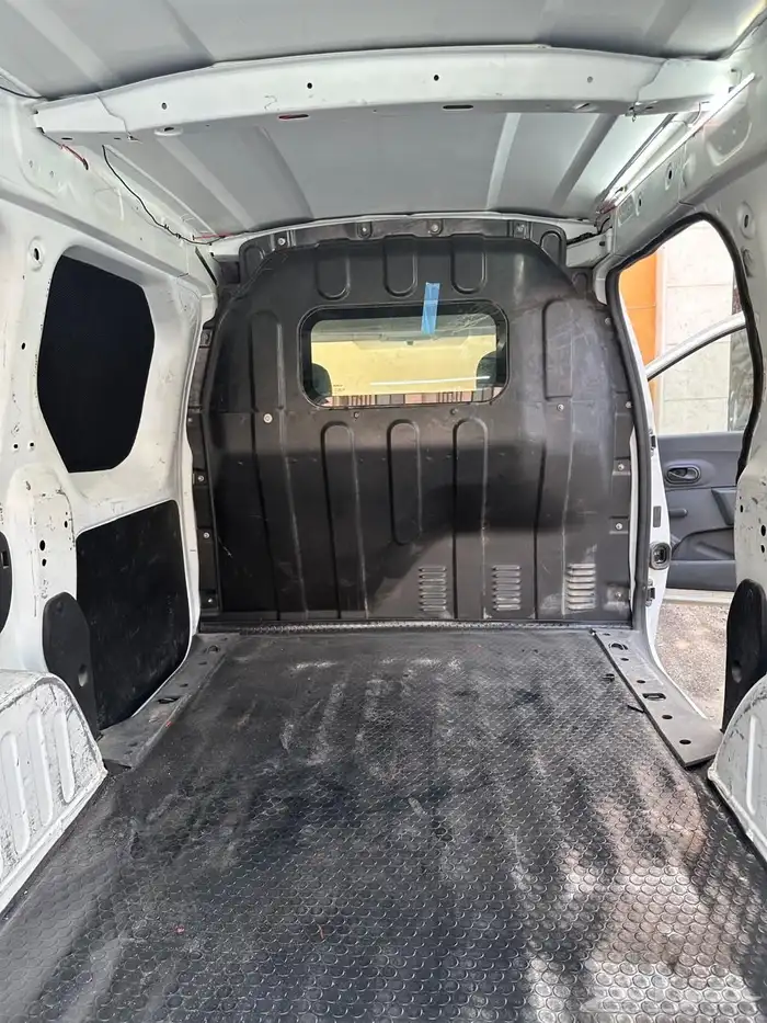 رينو دوكر فان للايجار 4