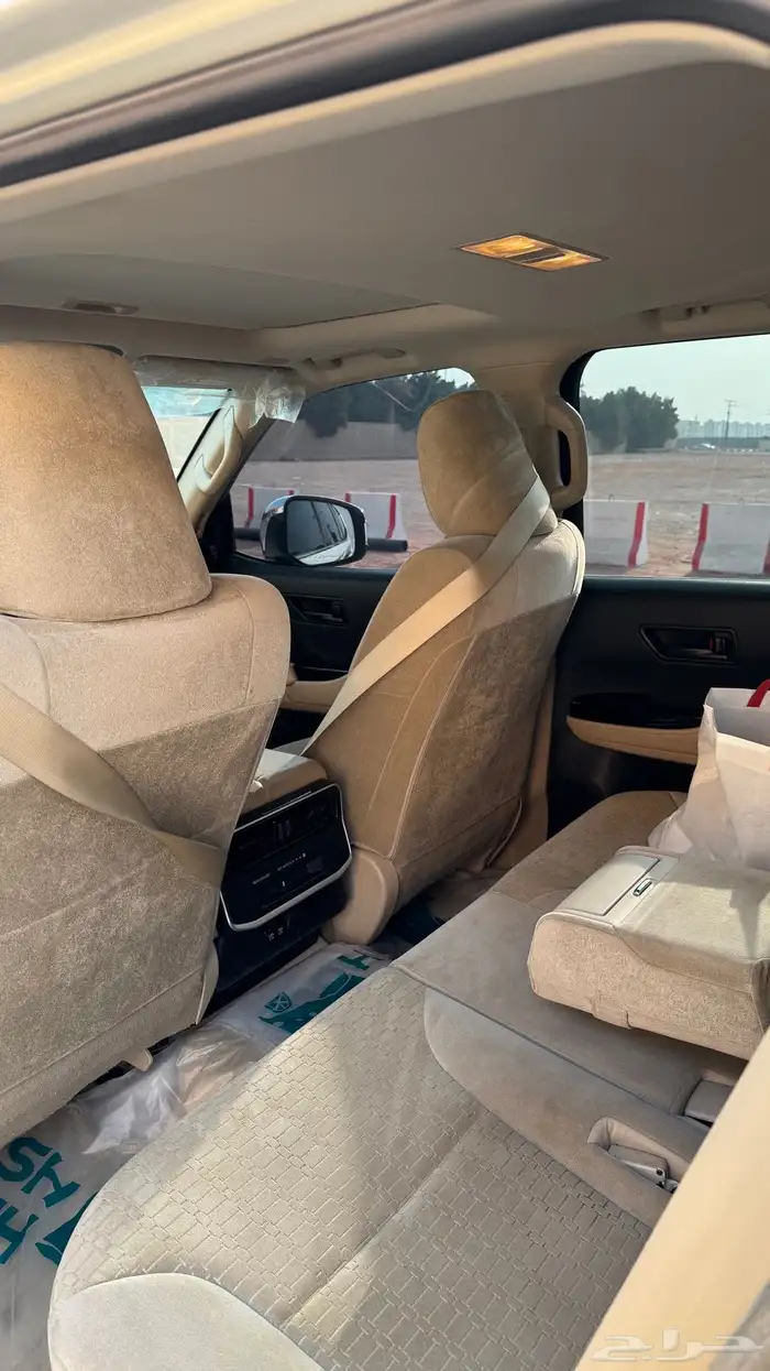 لاندكروزر 2022 نص فل 10