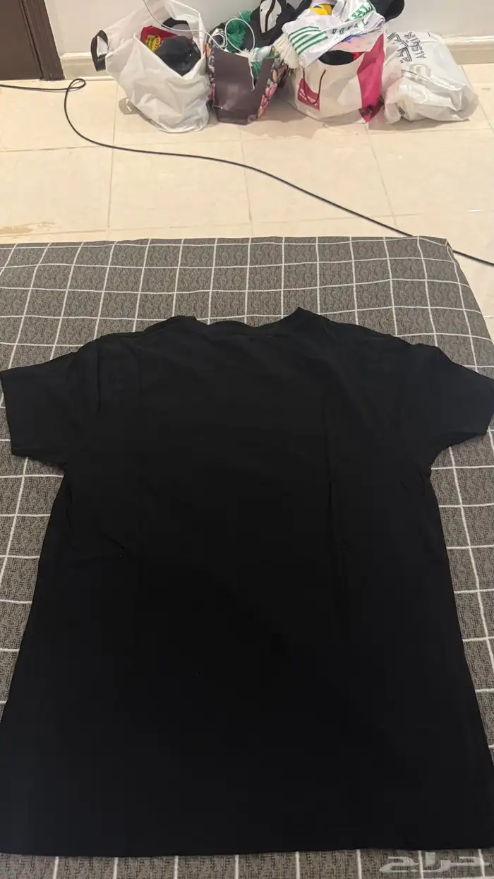 تيشيرت اسود مصور مستعمل مقاس M 1