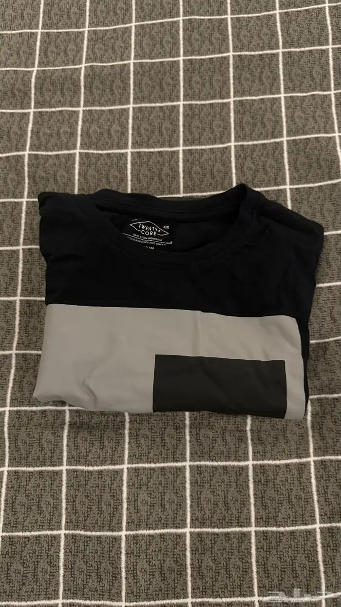 تيشيرت اسود مصور مستعمل مقاس M 2