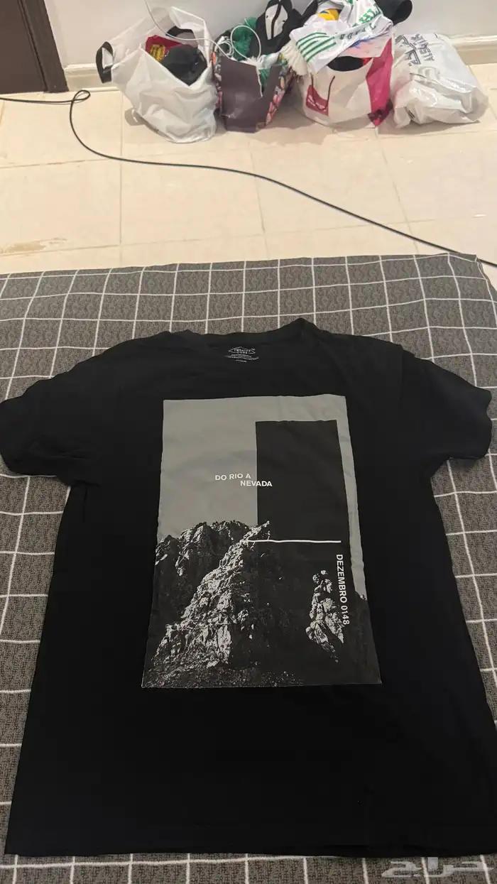 تيشيرت اسود مصور مستعمل مقاس M 0