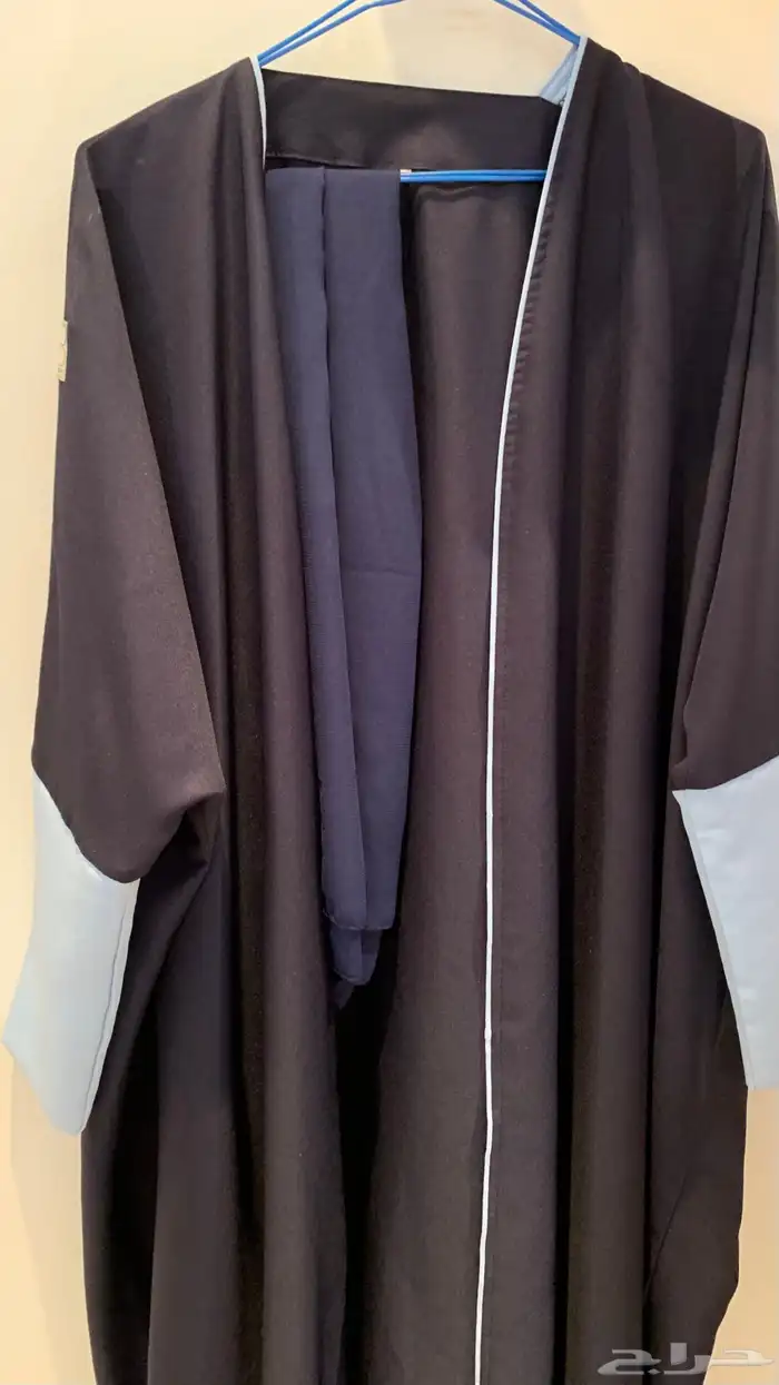 عباية كحلي وأزرق فاتح لبس ساعه واحده 1