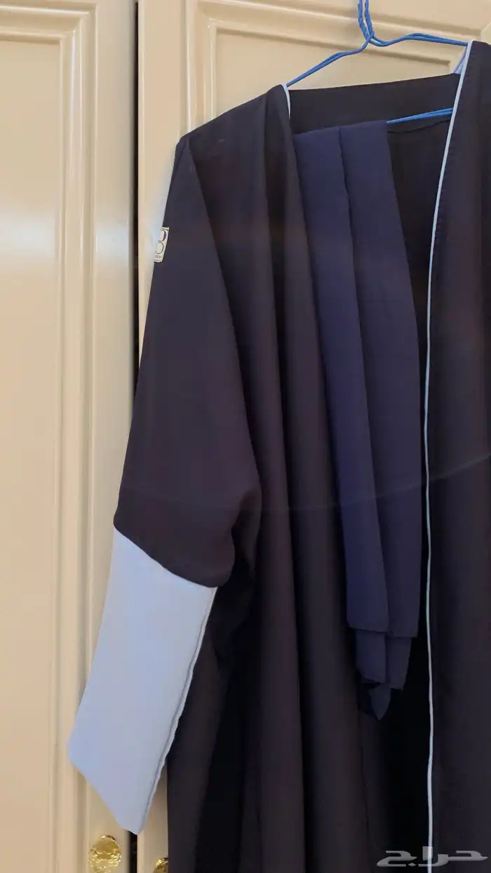 عباية كحلي وأزرق فاتح لبس ساعه واحده 0