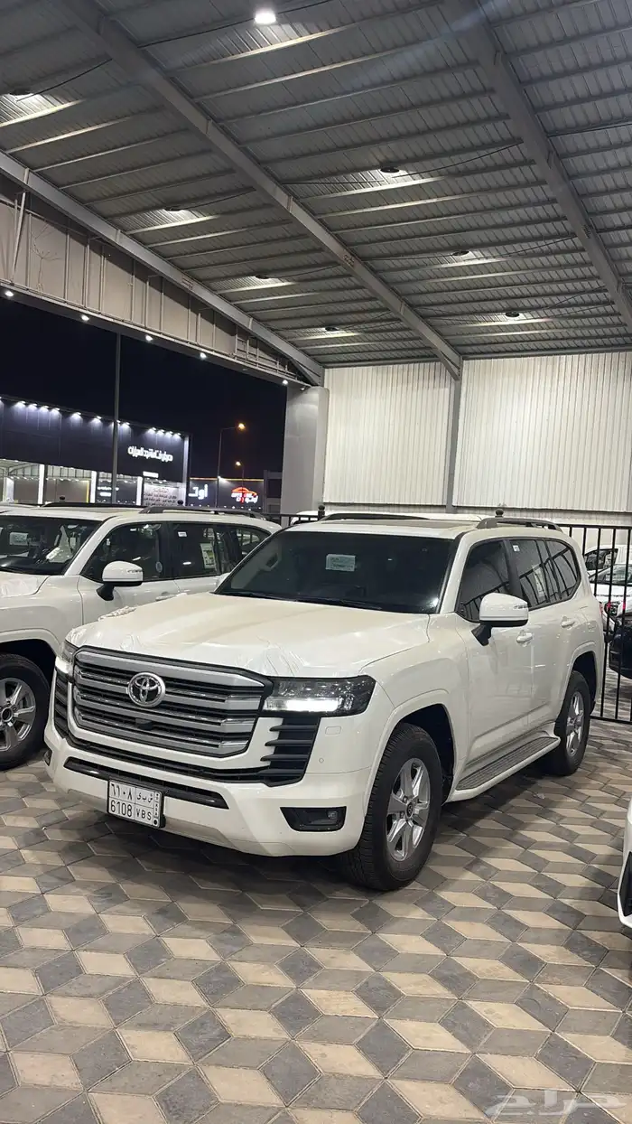 لاندكروزر GXR-L2بنزين سعودي ممشي 2600كيلو شرط 1