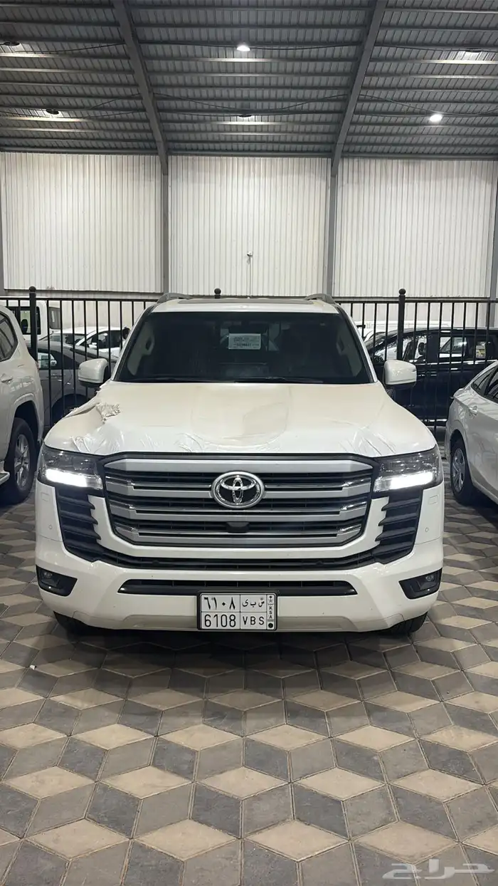 لاندكروزر GXR-L2بنزين سعودي ممشي 2600كيلو شرط 0